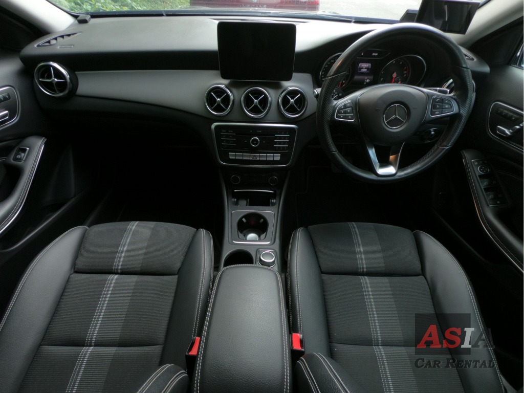 Mercedes-Benz GLA180 (6408) - Front