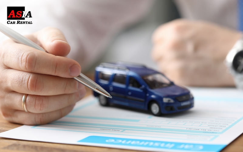 customer signing car insurance documents